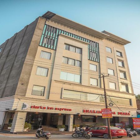 Bharawan Clarks Inn Express Amritsar Exterior foto